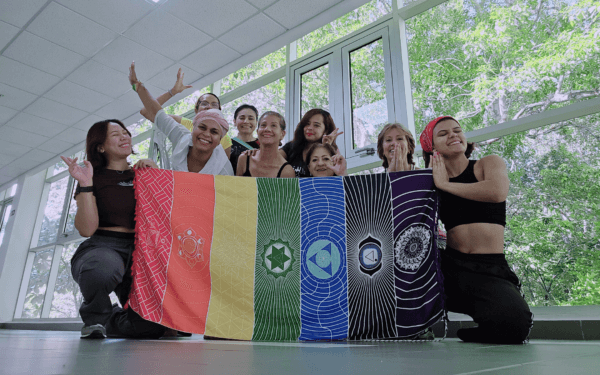 Clase de cierre de verano expresarte para los estudiantes de Kundalini Yoga en la Ciudad de las Artes