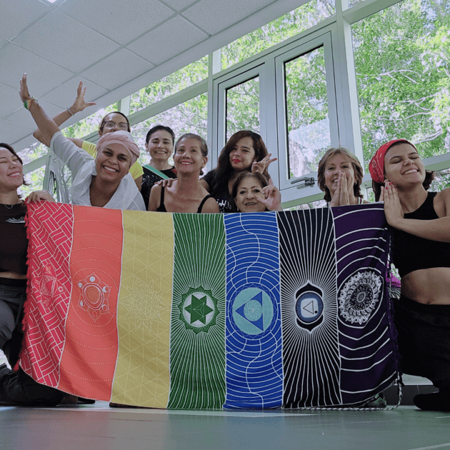 Clase de cierre de verano expresarte para los estudiantes de Kundalini Yoga en la Ciudad de las Artes